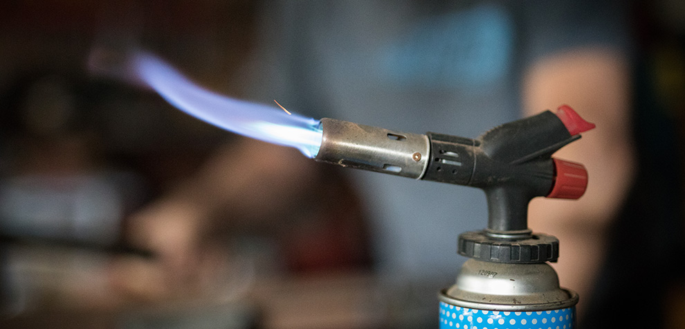 blow torch used for dabbing shatter THC concentrate. buy cannabis concentrates online canada. dab weed. 