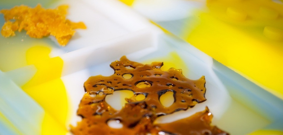 When choosing between shatter and wax, it is essential to understand the difference between the two products to know which is best for the occasion. 