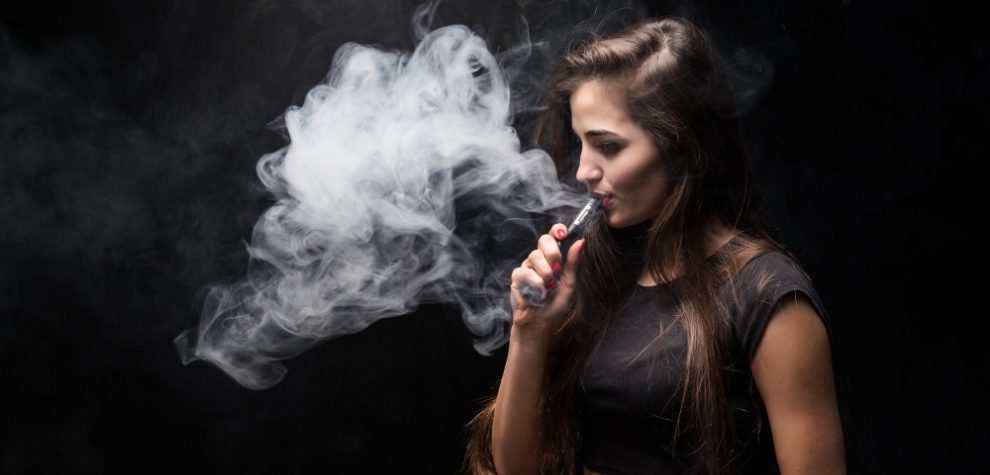 Vaping shatters dab is another excellent option. With the right vape pen, you can successfully smoke your shatter. 