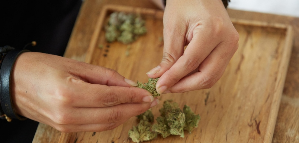 If you're strapped for resources, your hands can come in handy to help you grind weed.