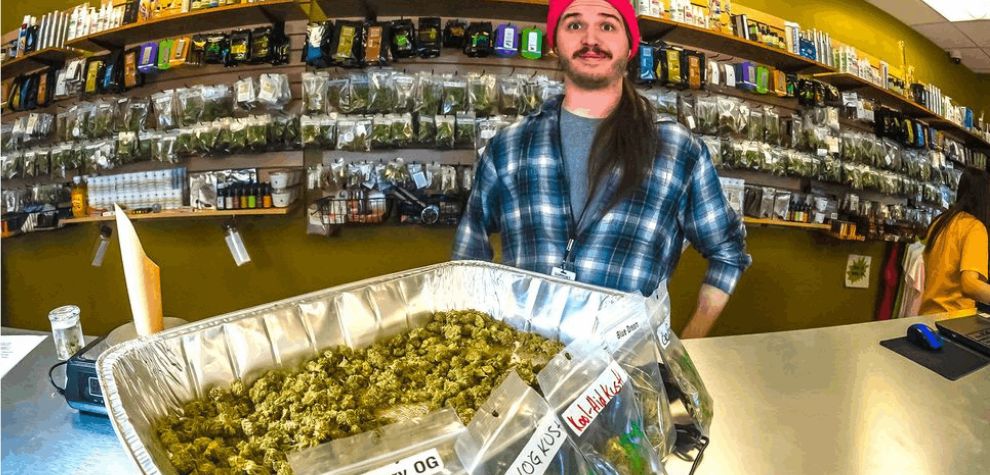 While the final decision comes down to individual preference, there are some benefits everyone buying weed online from a mail-order marijuana service will enjoy.