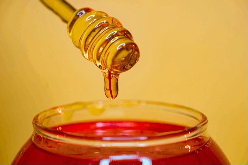 In this feature, we’ll explain about best honey oil in Canada, how it’s made, its effects, how you can use it, and how to order honey oil online.