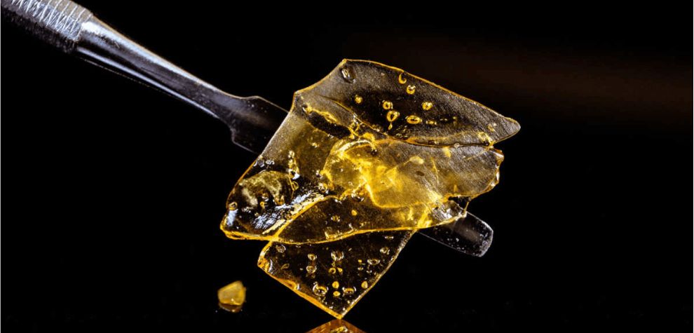 Dabbing shatter is one of the most popular ways of consuming cannabis shatter. This involves using a specialized water pipe that looks like a bong, called a dab rig. 