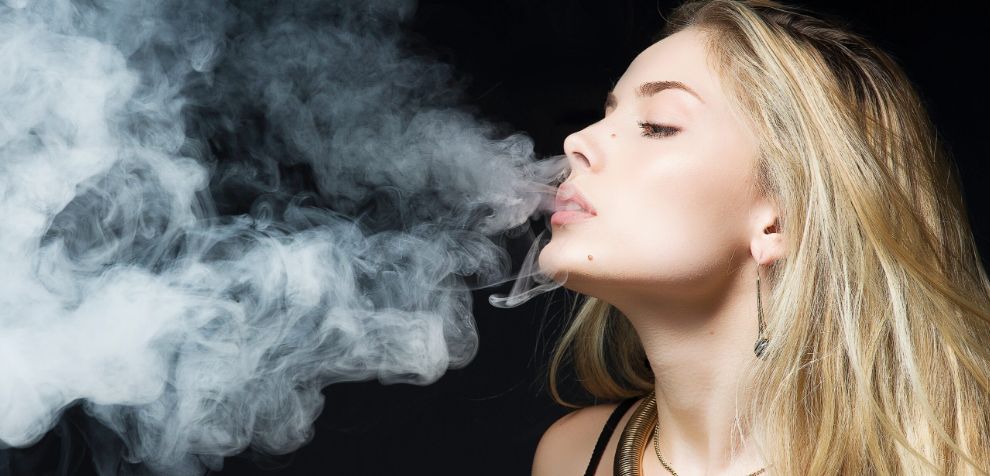 Your vaping technique can also play a role in the intensity of the scent. Slow, controlled inhalations are likely to result in a more discreet scent. The rapid and forceful draws may release a stronger aroma.