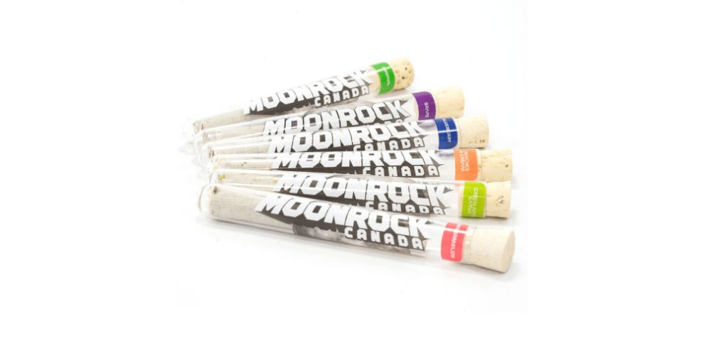A moonrock joint is a traditional joint but with a celestial twist. To make one, you need to get high-quality rolling paper and top-notch ground cannabis.