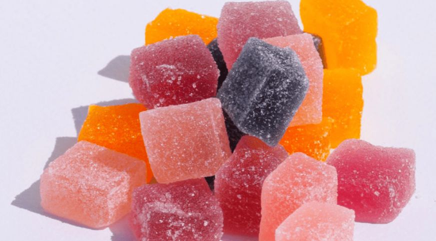 Beginners find challenges to understand once edibles start kicking in. If you are new to cannabis edibles, you need to understand that gummies take longer to kick in than smoking. 