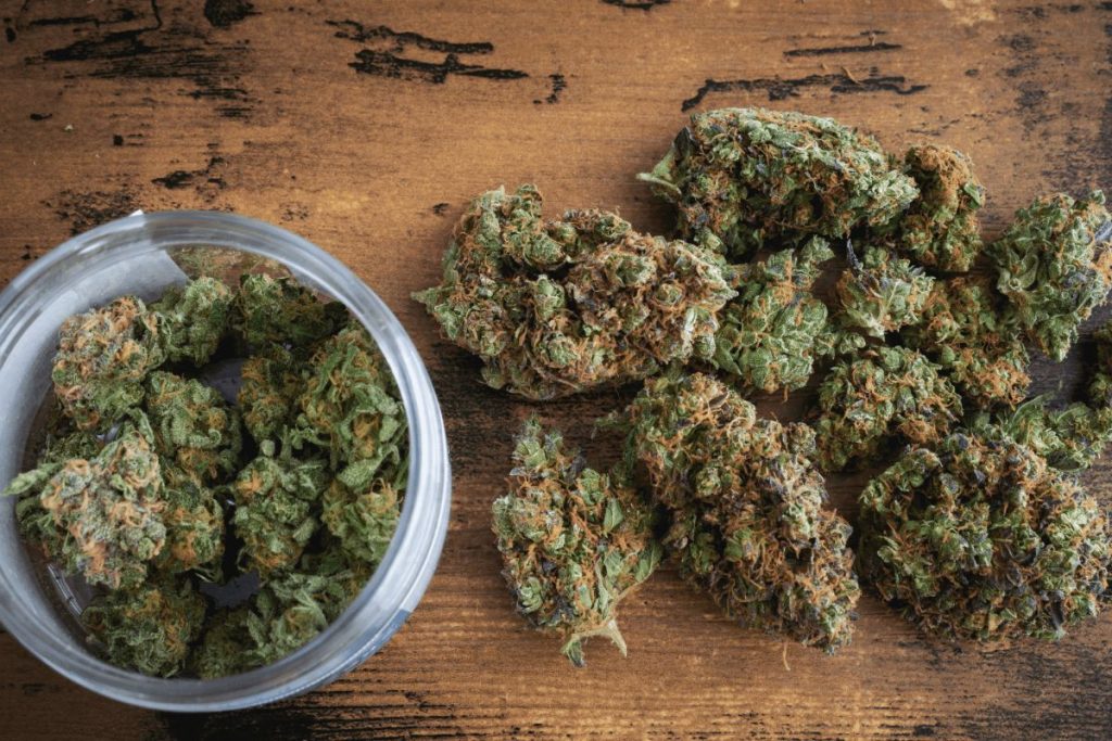 What should you consider when you buy indica flower online in Canada? This guide tells you all the benefits & top tips for buying indica weed online.