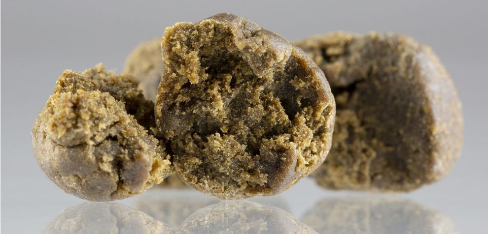This is the most common variety of Moroccan hashish online. As the name indicates, it is usually dark brown to black in colour.
