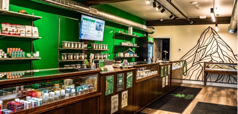 You read that right. You can now order your favourite canna products at an online weed dispensary and have them shipped to your doorstep anywhere in Canada. Online shopping for weed is revolutionizing how stoners get their stash.