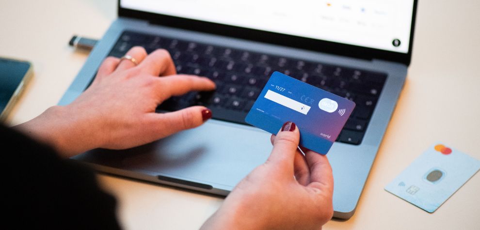 Today, millions of Canadians prefer shopping in online pot stores rather than visiting a traditional brick-and-mortar dispensary.