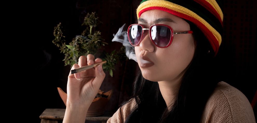 Smoking remains one of the most classic and straightforward ways to consume the Hawaii Maui Waui strain.